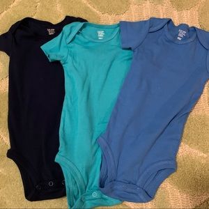 Bundle of 3 Bodysuits 9m